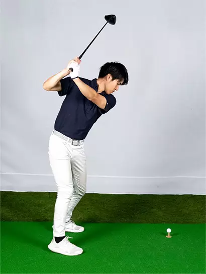 右ヒジが浮き上がり、クラブヘッドが目標よりも右を指すシャフトクロスはミスの元凶。