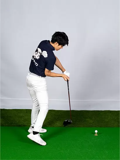 シャフトクロスの反動でダウンスイングではクラブが寝て下りてくるパターンが多い。