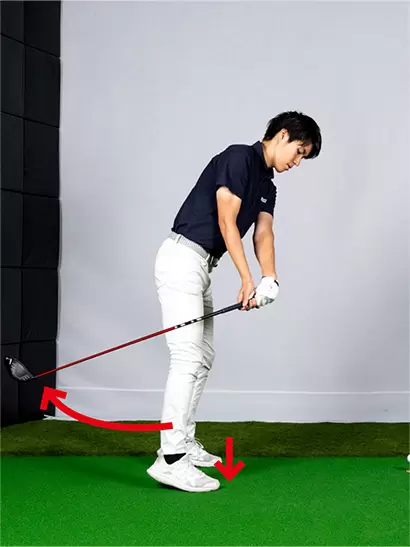 ツマ先体重ではクラブをインサイドにしか上げられない。これがクロストップの原因。