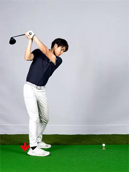 ややカカト体重に構えるだけで安定したレイドオフ型のトップが作りやすくなる。