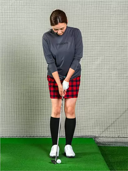 パターの代わりにPWかAWを持って構えるという感じのアドレス。