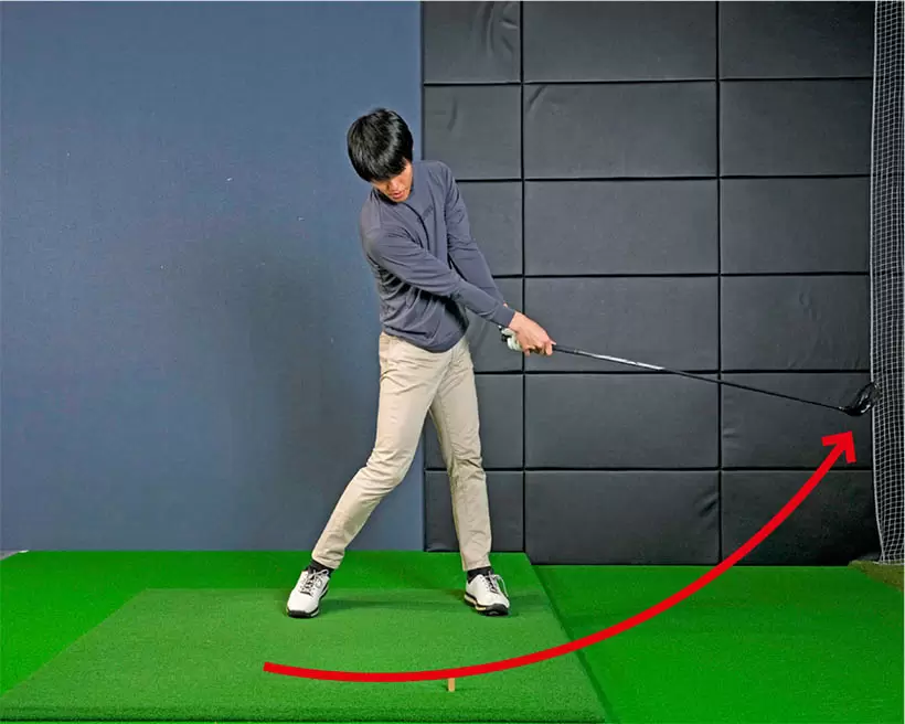 大きな円弧を描くイメージでスイングすればクラブヘッドの運動量が大きくなる。