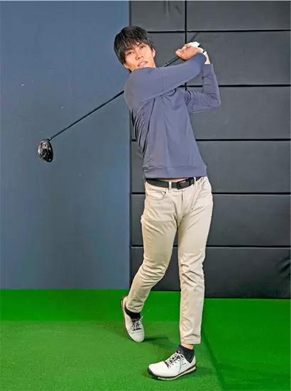 左足だけでもバランスよく立てるのがフィニッシュの理想形でキレイなスイングのバロメーターとなる。