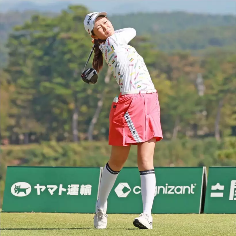 女子ツアーNo1のロングヒッターの神谷そら。カラダの柔軟性の面で一般アマチュアと比較にならないのでマネするのは難しい。