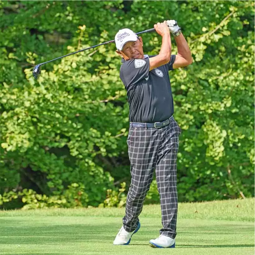 シニアツアーで活躍する高橋勝成。73歳になった現在でもフィニッシュまでクラブが振り抜けているし、バランスも保てている。