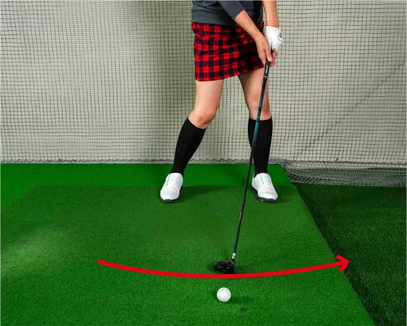 ボールの前の場所で、ソールで芝を軽くこするように素振りしよう。