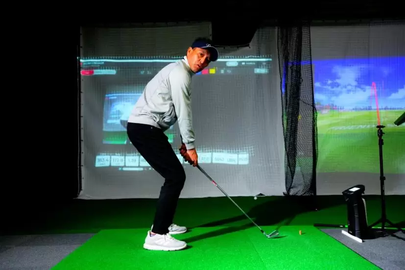 アマチュアゴルファーに多いアドレスの形がヒザを曲げて重心を低くしているもの。