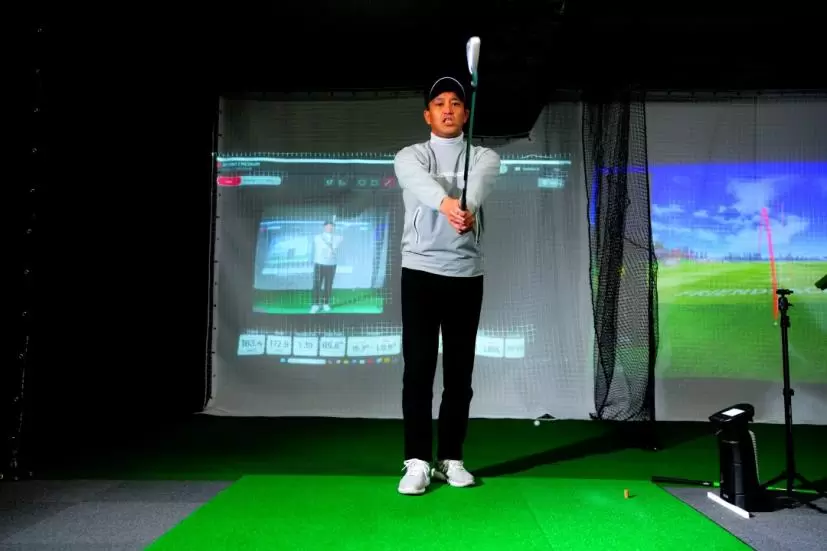 7番アイアンを持ったら肩の高さまで上げる。