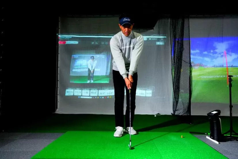 ヘッドが地面についたら姿勢よく、腰、ひざを曲げない。軽く足を広げる。