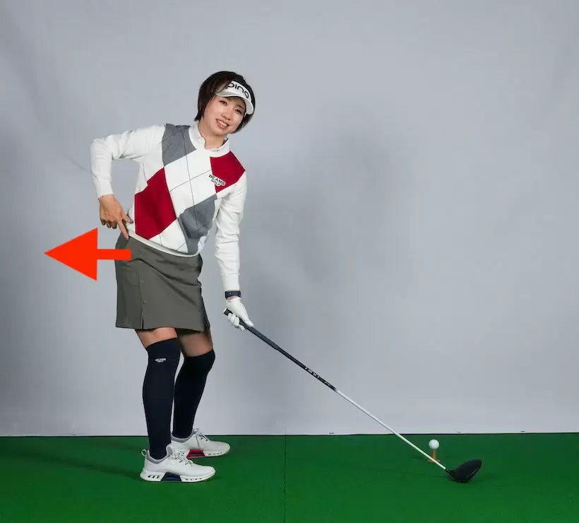バックスイングで伸び上がってクラブを動かしているため腰が回らない。右腰を後ろに引くイひメージが必要だ。
