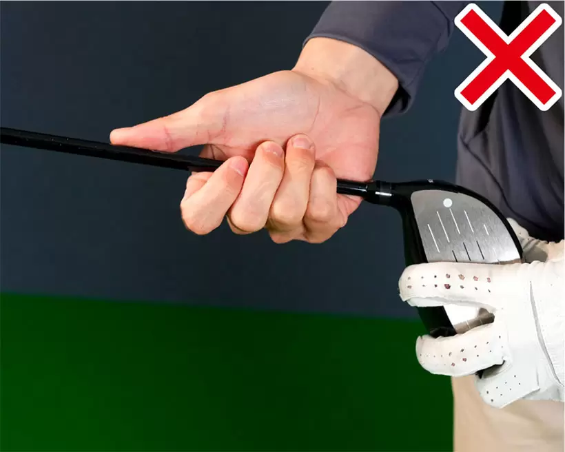 右手のヒラで握ってしまうと手首が硬くなりやすいので避けよう。