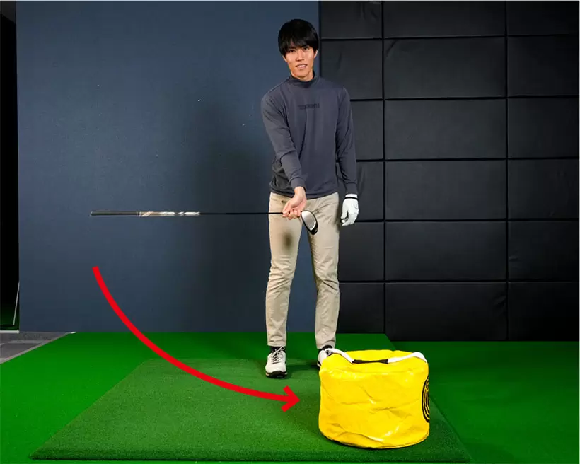 最初のうちは右手首を稼働させて小さい動きでインパクトバッグを叩こう。