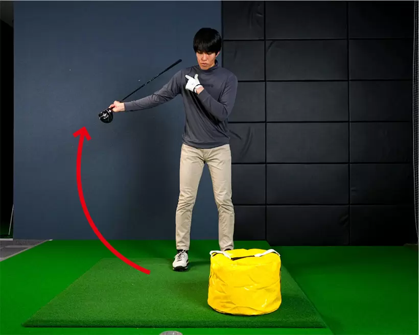 右手首と右肩を柔らかく使って徐々に大きく振り上げる。布団叩きのイメージでOK。