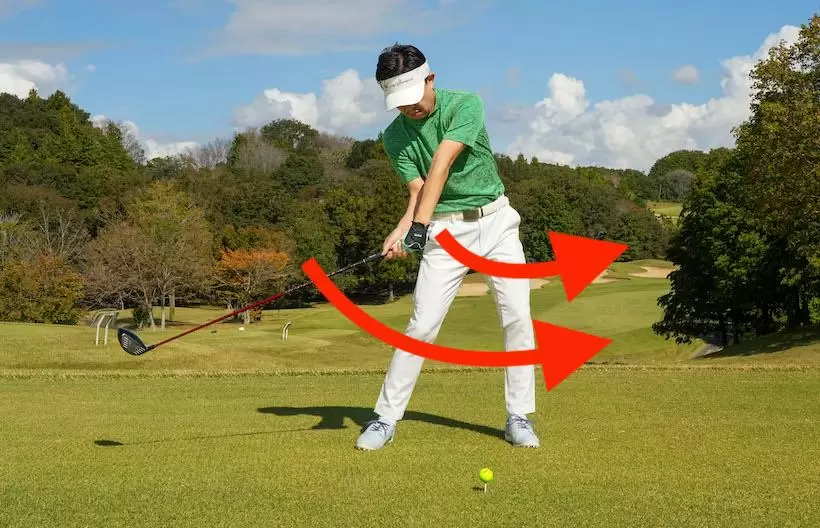 下半身で体重移動ができると、下の動きに連動して上体もスムーズに動く