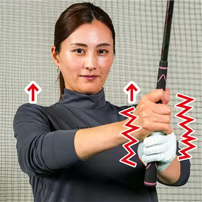 グリップを強く握りすぎると手首が硬くなり、肩にも余分な力が入って怒り肩の状態に。