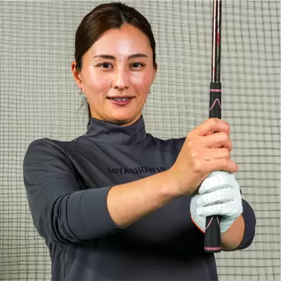 両手を柔らかめに握れば手首も柔らかくなり、上体がリラックスしてなで肩の状態に。