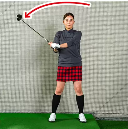 クラブヘッドで円を描くイメージでグルグルと回せるくらいの力加減を知ろう。