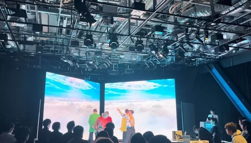 発表会は新製品をイメージしたダンスからスタート！