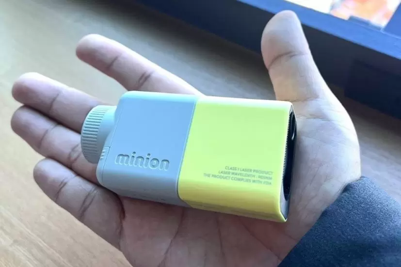 「CaddyTalk minion」(キャディートークミニオン)は軽くてコンパクト! 名付けて「100切りレーザー距離計測器」!