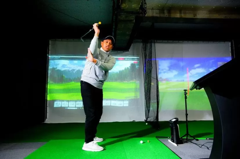 インサイドからクラブを振りおろしたいなら右ひじが外れてはいけない。