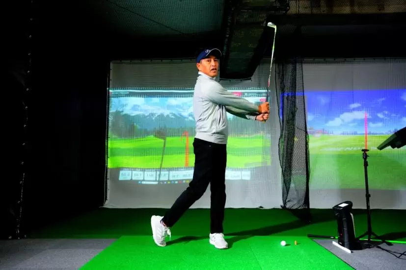 ボールを打ってフォローで「90度」。胸は目標方向を向くこと。