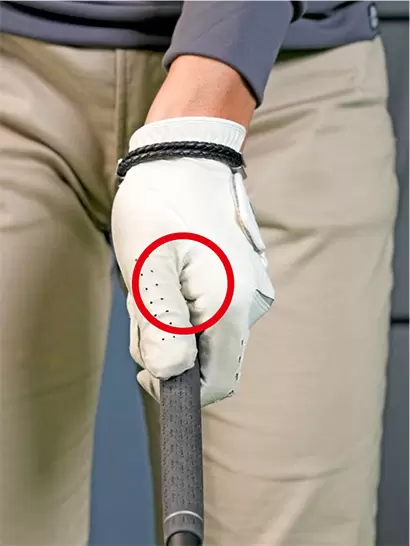 左手の親指を伸ばしてグリップの上に添えて親指と人差し指のツケ根を締める。