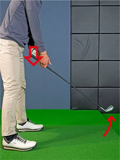 左手の小指球を少し押し下げるだけでクラブヘッドがすっと浮く。このテコの原理を利用しやすいように握る。