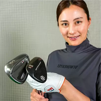 ウェッジなどのショートアイアンを2〜3本持って素振りしよう。