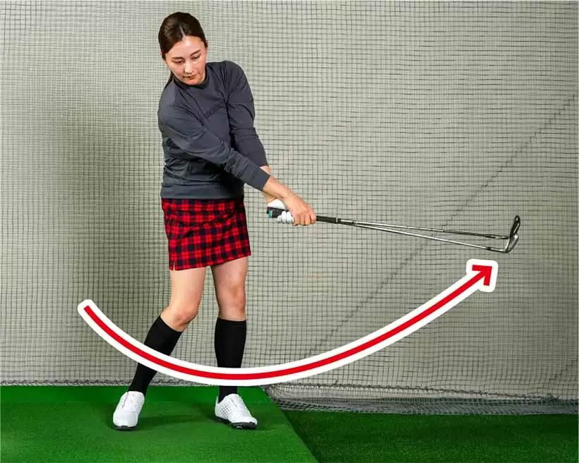 クラブ2〜3本で素振りをしているとスイング軌道が整ってくることを実感できる。