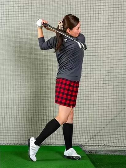 クラブの重さに委ねることでフィニッシュまでバランスよくスムーズに振り抜ける。