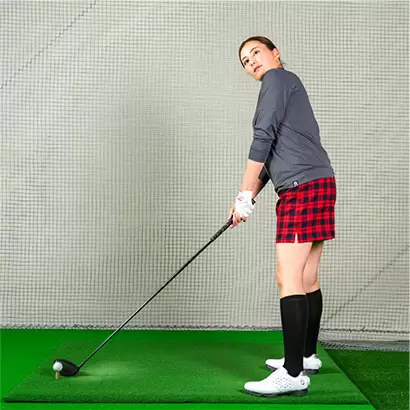 左肩越しに遠くを見るとカラダが開いているように感じてどんどん右を向いてしまうケースが多い。