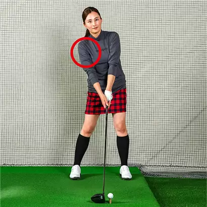 右ヒジを右ワキ腹に近づけて右肩を少し下げればスクエアなアドレスが完成。