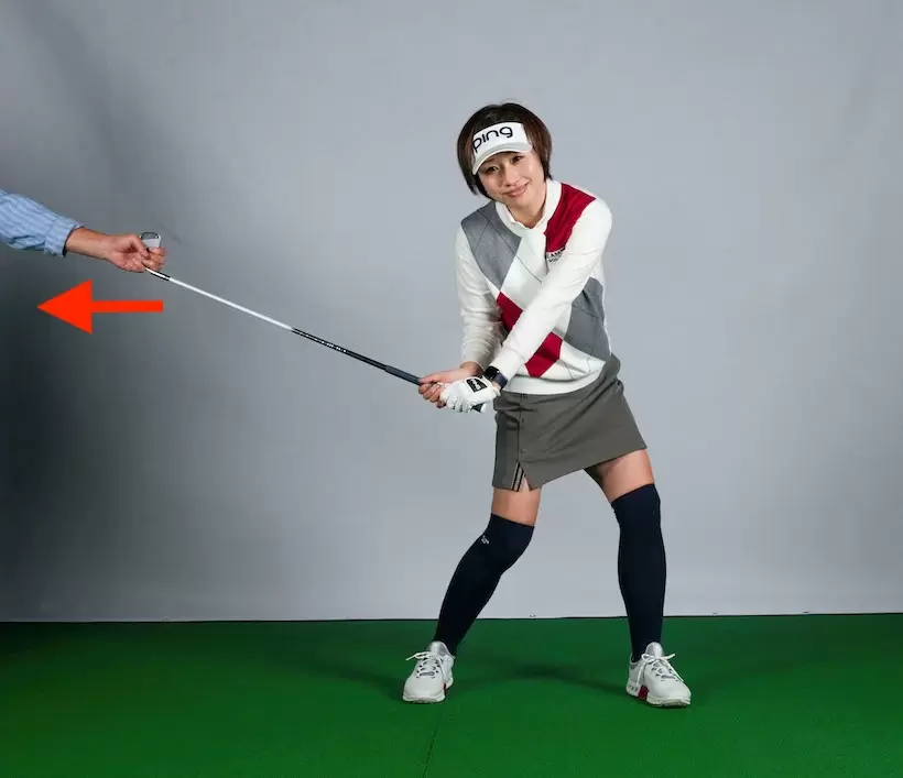 クラブが動く方向とは反対にヘッドを引っ張ってもらう
