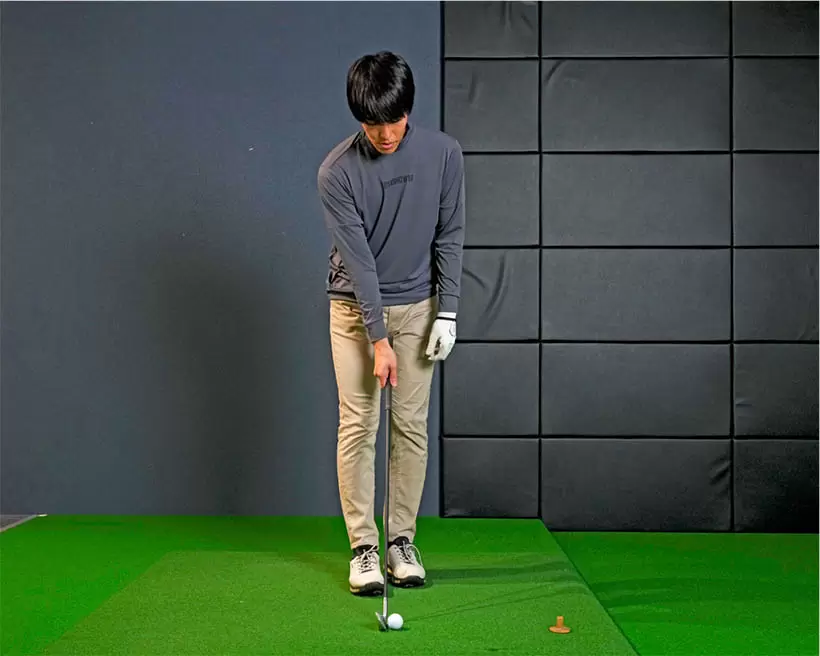 右手にクラブを持ち、右足を前に出した体勢からアドレスに入る。