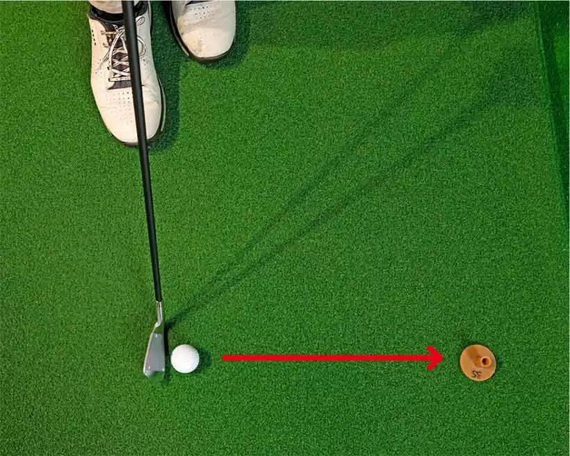 ボールの先にゴムティなどを置き、スパットに対してフェース面を真っすぐ合わせることを習慣づけよう。