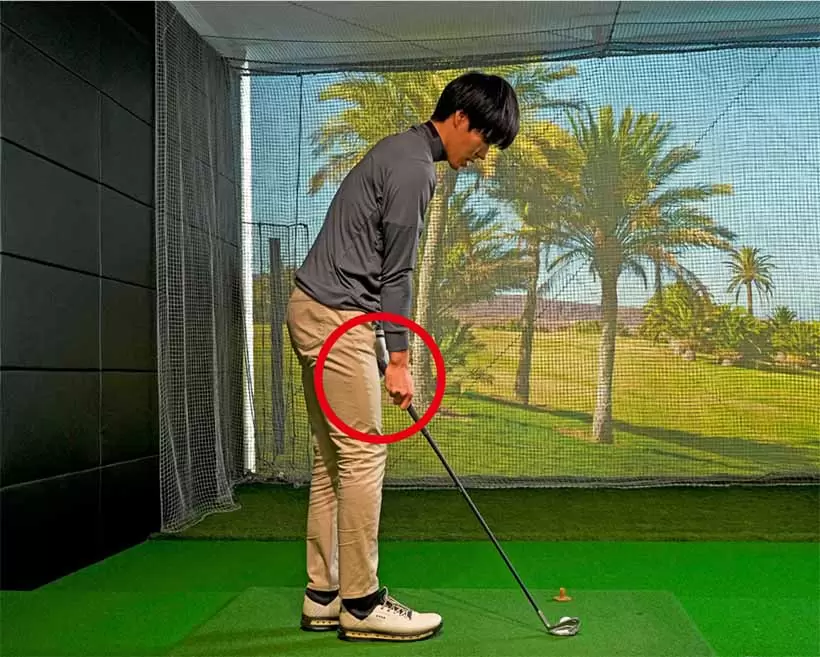 右足を少し前に出し、右手が右モモの前に軽く触れるくらいにボールの近くに立つ。