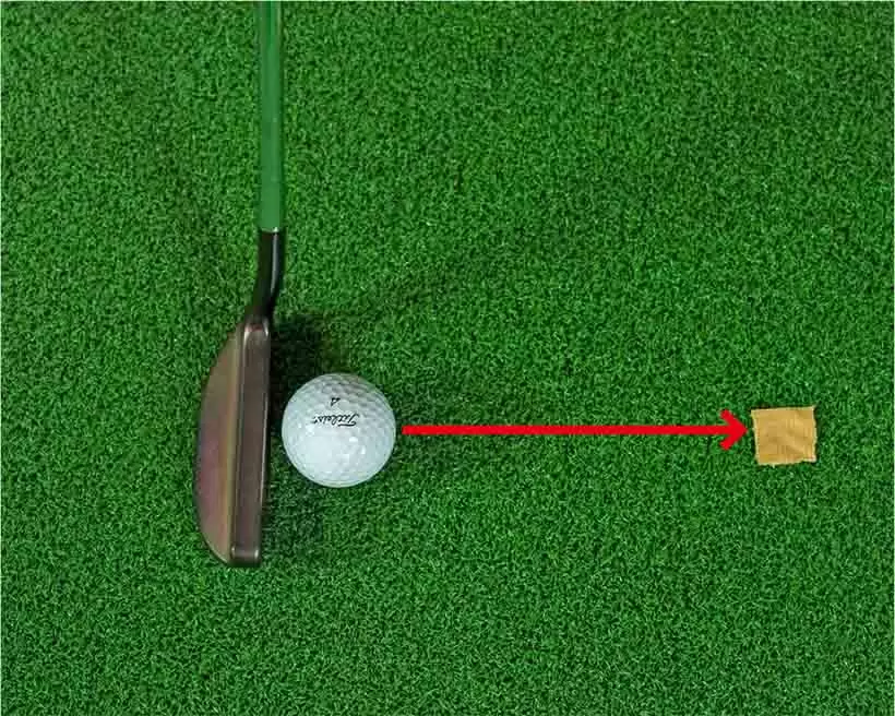 パットの方向が合わない人はボールの15～20センチ先にテープを貼って練習しよう。