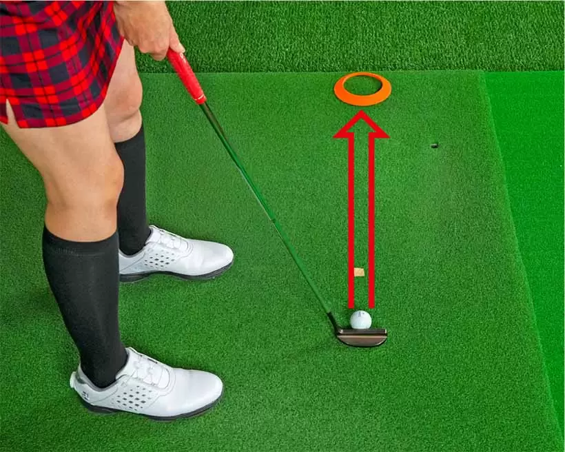 ボールの近くのスパットにフェース面を真っすぐ向けて構える意識を持つことが大事。