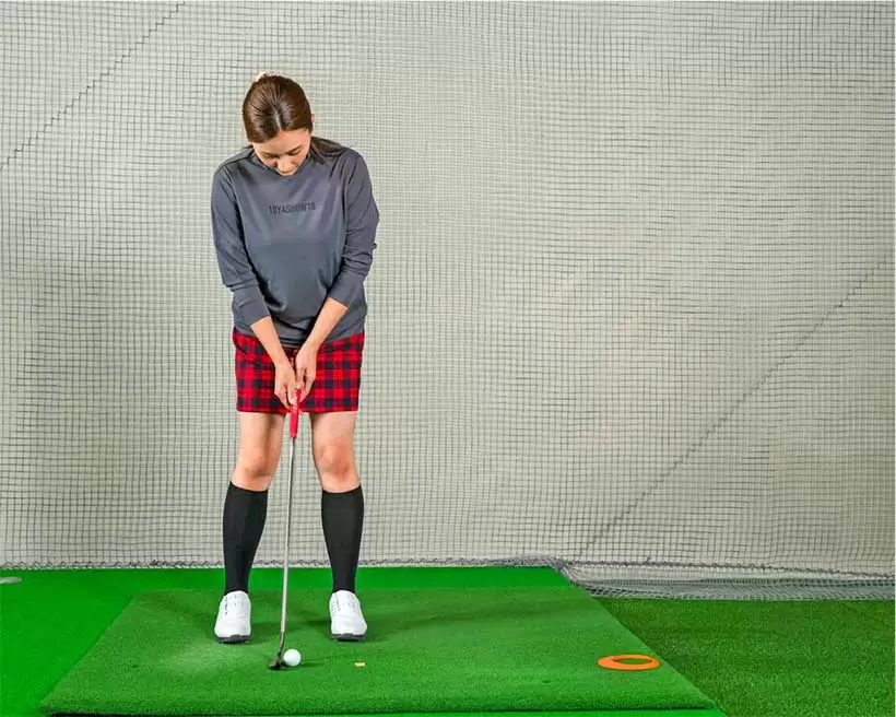 スパットを狙って真っすぐ打つ練習なら自宅のパターマットで十分にできる。