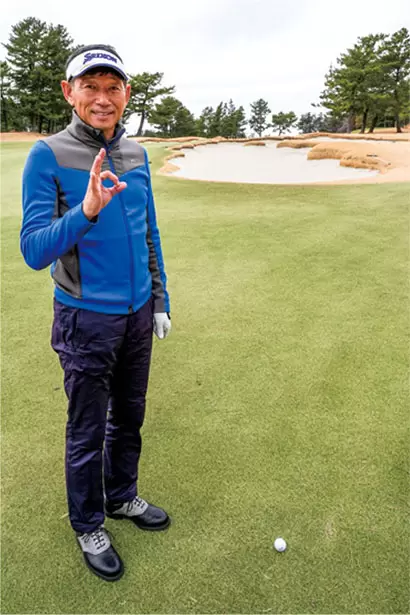 バンカーの手前まで運べたらOK。そこからは3オン狙いで進もう。