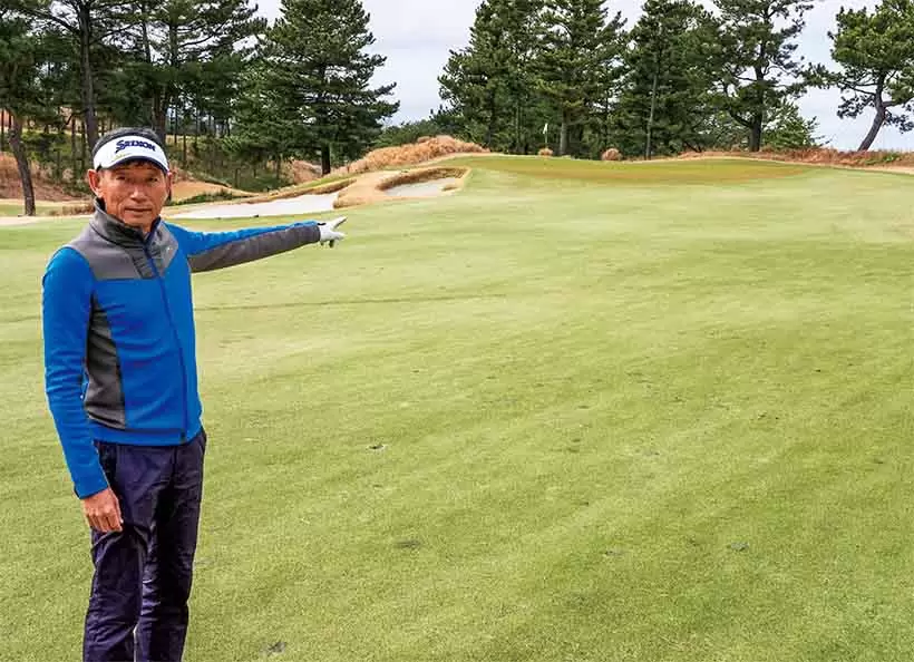 バンカーの先のピンを狙うよりもグリーンの真ん中に打つのがベスト。