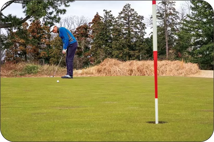 ピンの奥でもグリーンに乗せたほうがスコアをロスしなくて済む。