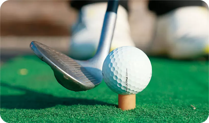 ダフリやトップをなくすためには最下点でインパクトする。ボールを右サイドに置いてもハンドファーストが強くならないようにしたい。