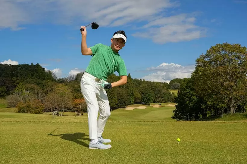 腰を右後方に回してバックスイングすれば意識しなくても体重移動できる