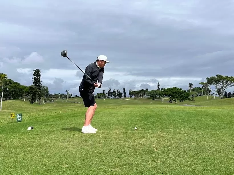 風が強めの沖縄は「パームヒルズゴルフリゾート」で試打