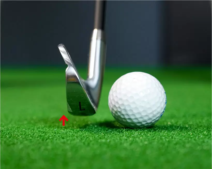 1ミリでもいいからクラブヘッドを軽く浮かせて両手にクラブの重さを感じ取ろう。