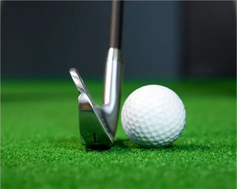 クラブヘッドのソールを地面につけてもいいが、両手の握り圧を間違えないこと。