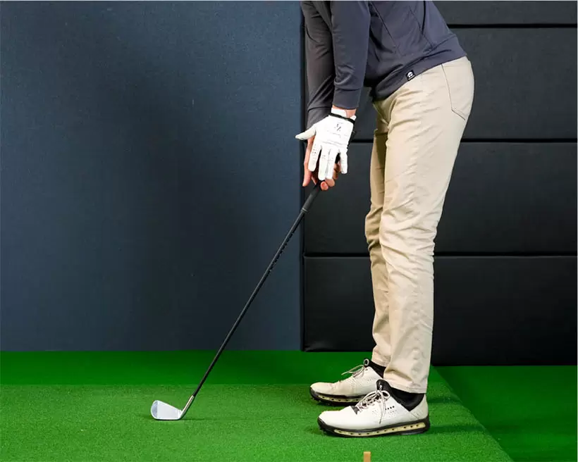 右手をグリップの下から指で握るように持ち、左手は小指球でグリップの上から押さえるように握る。