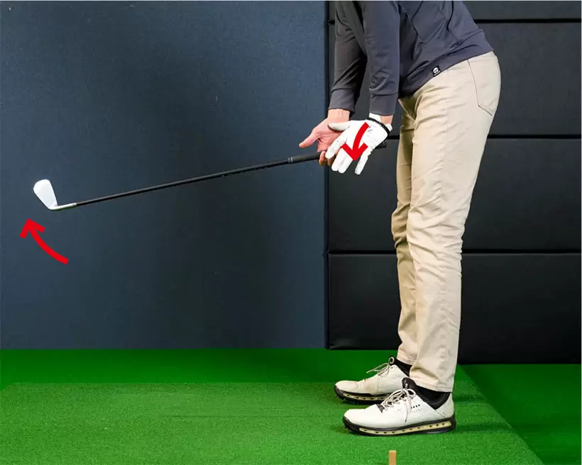 左手を少し下に押すだけでクラブヘッドがすっと上がる。コレがテコの原理だ。