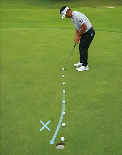 ストレートに近い上りのスライスラインでカップの左端内側を狙って打つ。